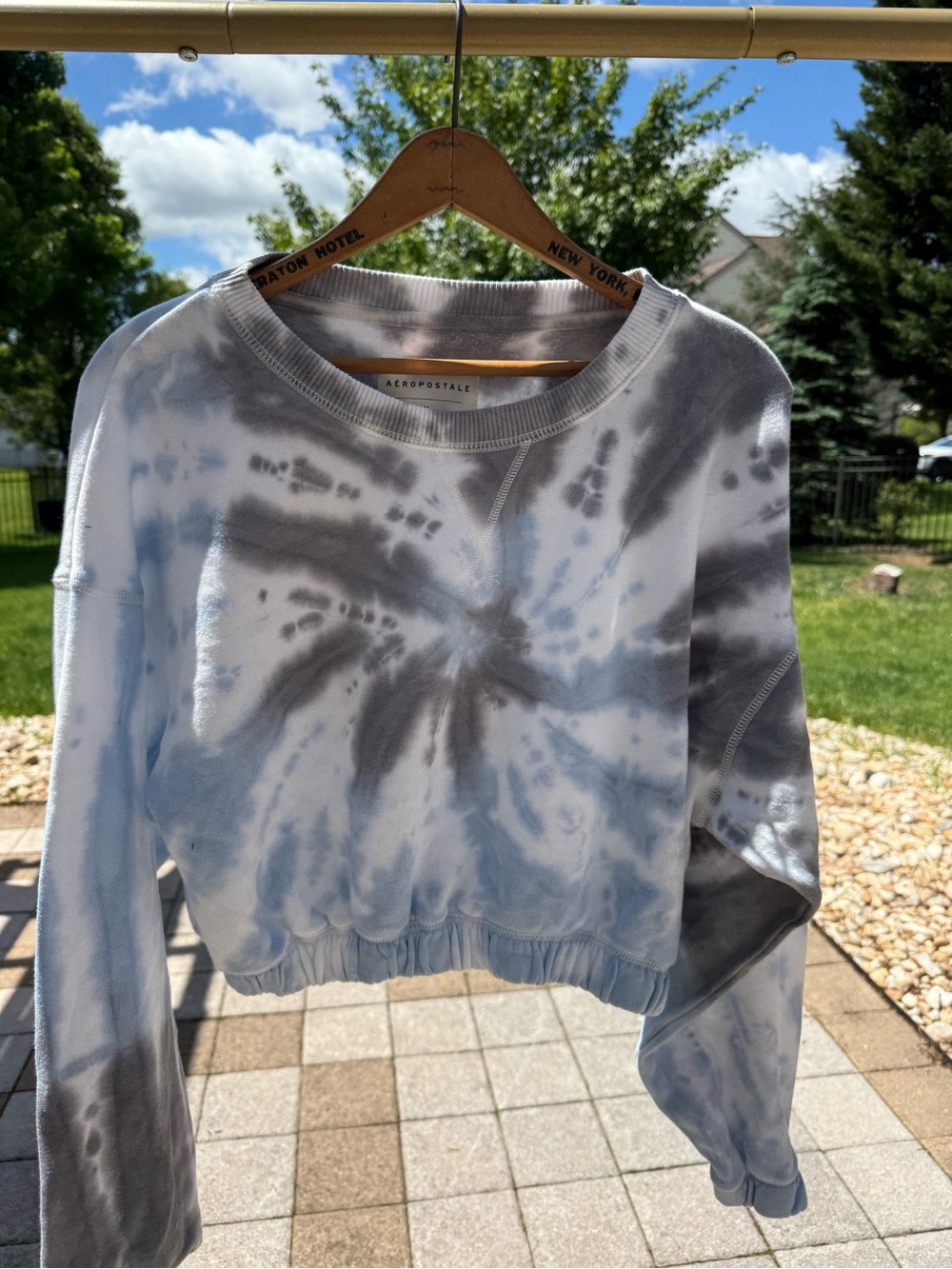 Aeropostale Women's Gray & White Tie-Dye Cropped Sweatshirt